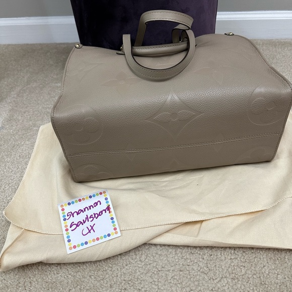 ⭐️Like New ⭐️ Louis Vuitton OnTheGo MM - Picture 5 of 16